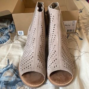 Toms Majorca Peep Toe Shoes. Size 10. New in box.